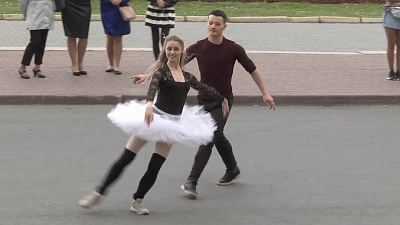 Артисты челябинского театра устроили флешмоб в балетных пачках и кожаных куртках 