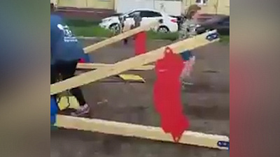 Опасные качели: южноуральские школьницы нашли нарушения на дворовом аттракционе