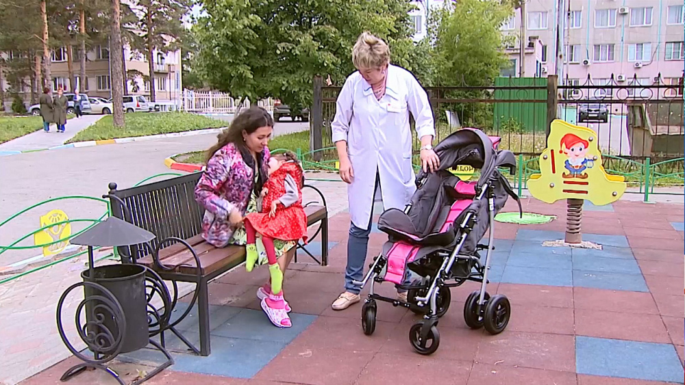 Героине рубрики «Добрые среды» подарили коляску