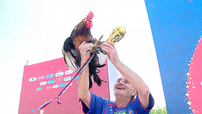 Французскому фанату в Екатеринбурге подарили петуха 