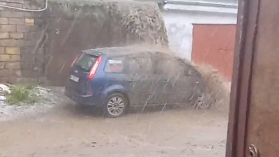 В Златоусте ливень устроил настоящее испытание для иномарки 