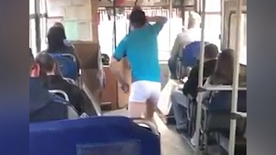 Молодой человек в трусах поразил своими танцами пассажиров автобуса 