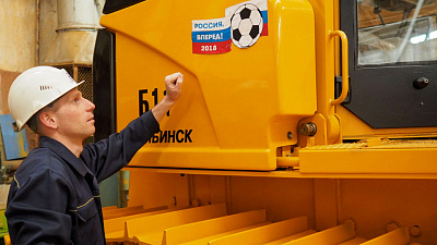 ЧТЗ разукрасил тракторы в честь мундиаля-2018