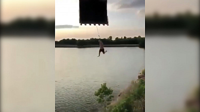 Эффектный трюк на «тарзанке» с трактором рассмешил пользователей интернета