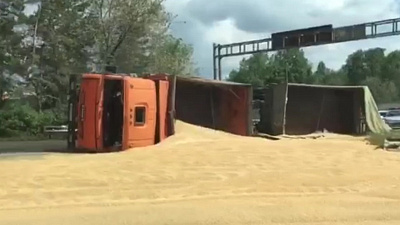 Фура перевернулась на Троицком тракте в Челябинске