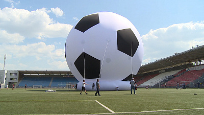Самый большой в мире футбольный мяч надули в Челябинске 