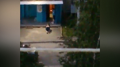 Южноуральцев шокировала ползущая домой девушка