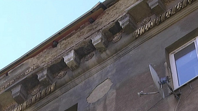 Увесистый кусок лепнины рухнул на прохожих в Магнитогорске 