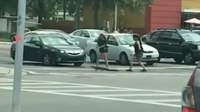 Храбрые девушки помогли малышу-аллигатору пересечь дорогу и попали на видео 