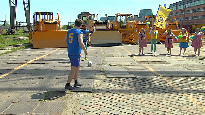 Одиннадцать «футбольных» бульдозеров к чемпионату мира выпустил ЧТЗ 