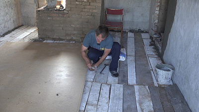 Оставшийся без крыши над головой погорелец заново отстраивает жилище 