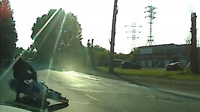 Мотоциклист попал в больницу после столкновения иномаркой