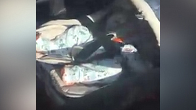 Женщина оставила грудного ребенка одного в машине в жару 