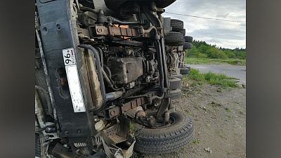 Большегруз в Челябинской области «прилег на бок» из-за отказавших тормозов 