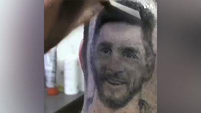 Сербский парикмахер выстригает клиентам портреты Месси и Роналду на затылках 