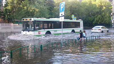 Наводнение в Москве: 10-минутный ливень затопил город 