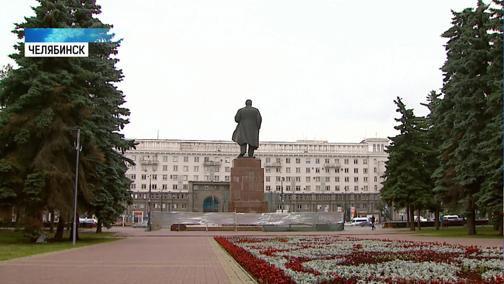 В Челябинске ремонтируют памятник Ленину