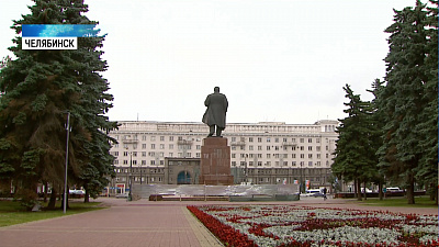 В Челябинске ремонтируют памятник Ленину