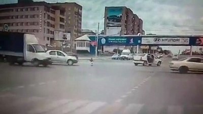 Трехлетняя девочка выпала из автомобиля во время движения