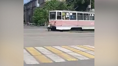 Боевая пенсионерка из Магнитогорска атаковала трамвай и попала на видео 