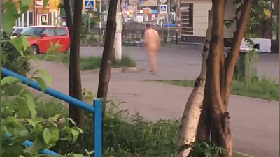Голый и не смешной мужчина прогулялся по улицам Магнитогорска 