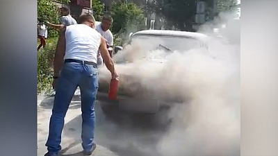 Загоревшийся в Миассе автомобиль потушили очевидцы 