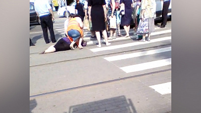 «Удар пришелся на меня»: кондуктора трамвая сбила машина на пешеходном переходе в Челябинске 