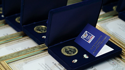 16 челябинских пар получили медали «За любовь и верность»