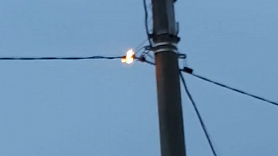 Жители Магнитогорска пожаловались на закоротивший кабель у дома ребенка 