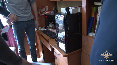 Обыск квартиры куратора групп смерти попал на видео 