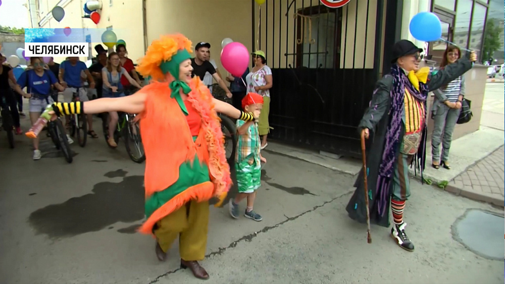 Артисты отправились в отпуск на велосипедах