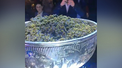 Александр Овечкин наполнил Кубок Стэнли черной икрой 