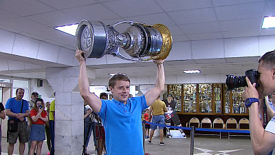 Главный трофей КХЛ привез в Челябинск Антон Глинкин 