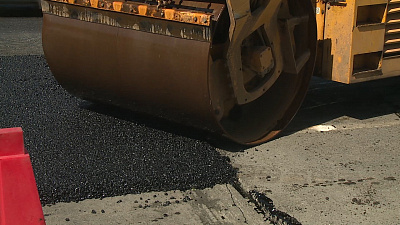 Коммунальные службы заканчивают укладку нового покрытия на Свердловском проспекте