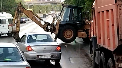 «Танцующий» трактор позабавил челябинцев 