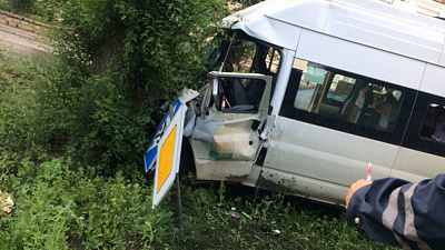 В Челябинске маршрутка протаранила легковушку и врезалась в дерево 