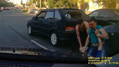 Трое мужчин устроили отчаянную драку на дороге в Челябинске 