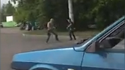 Разъяренные водители устроили жестокую драку на дороге и попали на видео 