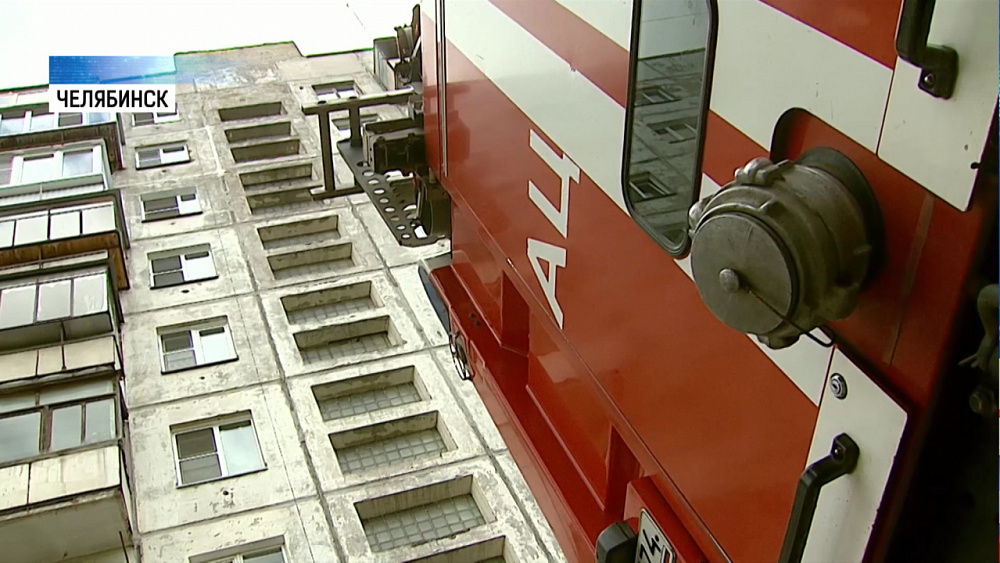 В Челябинске девочка чуть не выпала из окна
