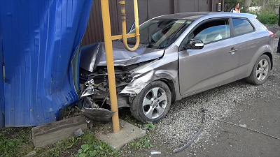 Две иномарки не смогли поделить дорогу в Златоусте 