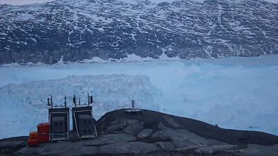 Огромный айсберг откололся от Гренландии и попал на видео 