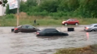 «По волнам»: челябинцы поделились видео городского потопа