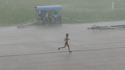 Соревнования спортсменок под проливным дождем в Челябинске попали на видео