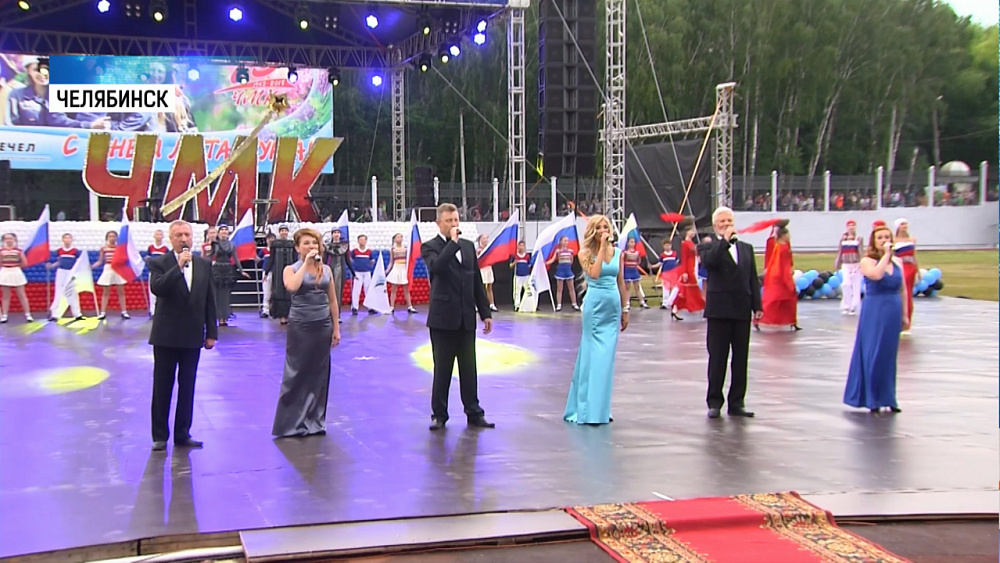 Чиновники и звёзды поздравили металлургов с праздником