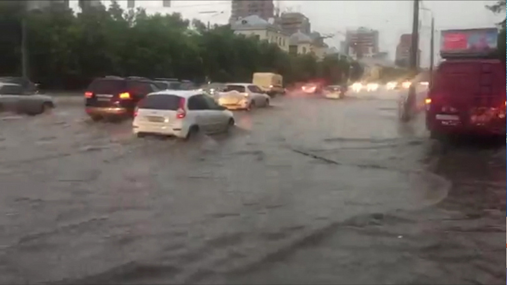 Ливневки не справились с мощным ливнем