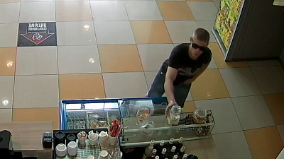 Момент кражи зефирок в торговом комплексе попал на видео 