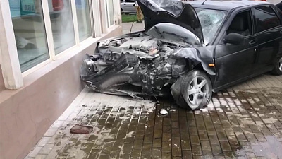 Легковушка протаранила забор и витрину банка в Челябинске 