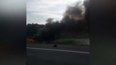 Легковушка загорелась на трассе в Челябинской области 