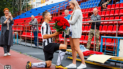 Южноуральский футболист сделал своей девушке предложение во время матча 