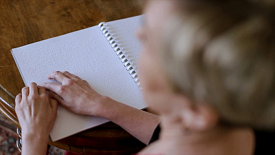 «Она — доказательство полноценной жизни»: слепоглухая челябинка покорила Лолиту кавер-версией ее песни на жестовом языке 